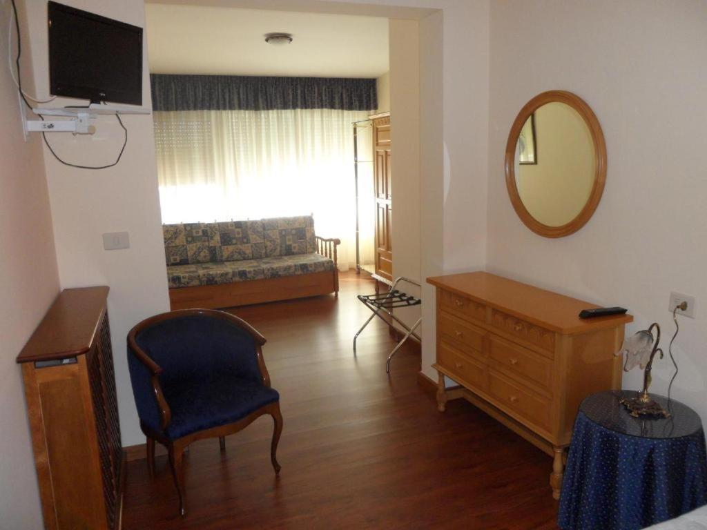 Hotel Avenida Baiona Sabaris Bagian luar foto