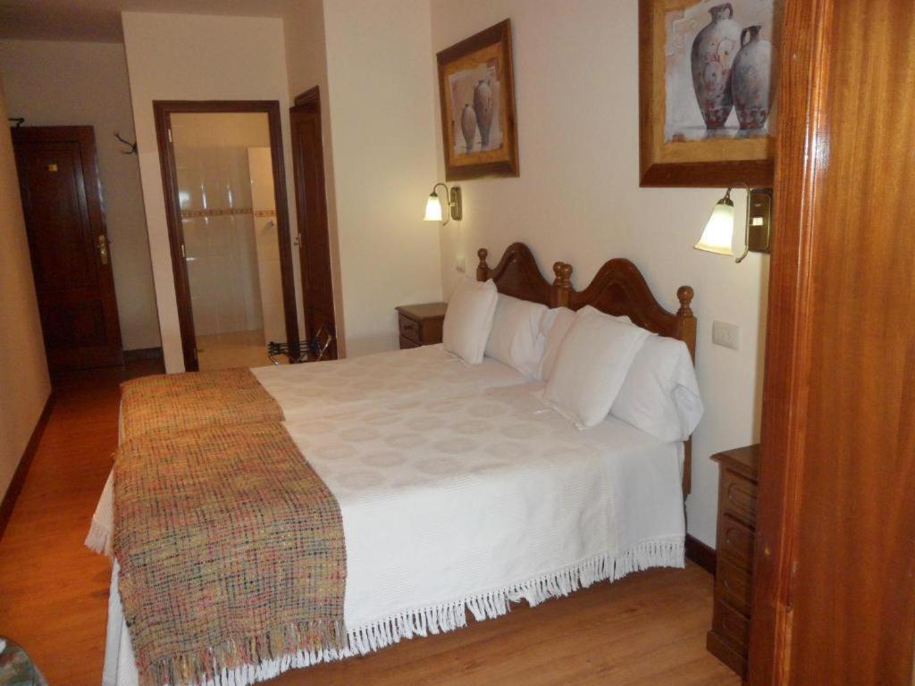 Hotel Avenida Baiona Sabaris Bagian luar foto