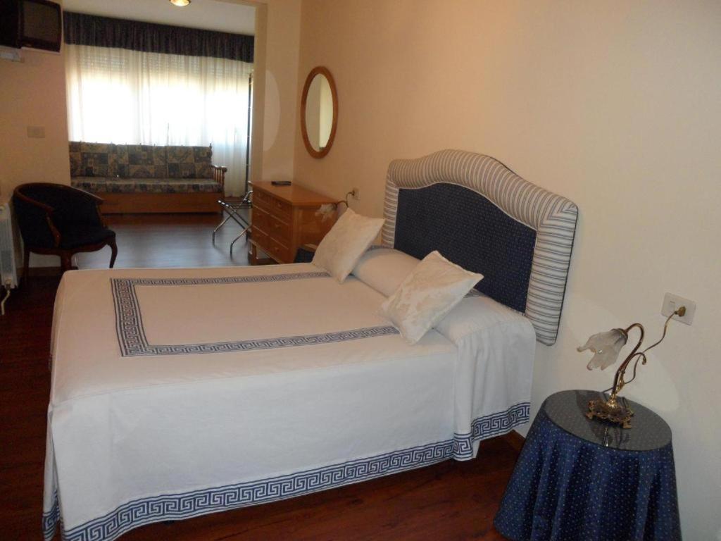 Hotel Avenida Baiona Sabaris Bagian luar foto