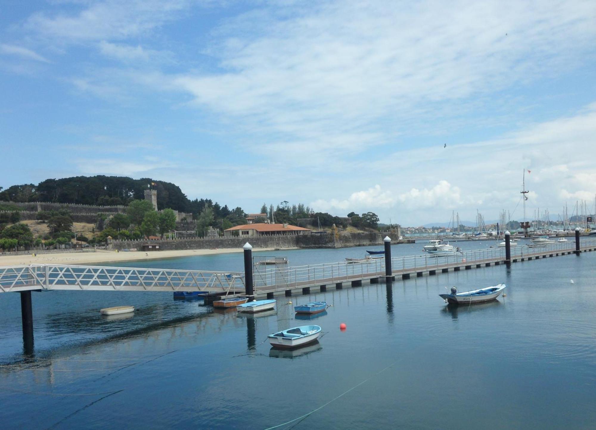 Hotel Avenida Baiona Sabaris Bagian luar foto