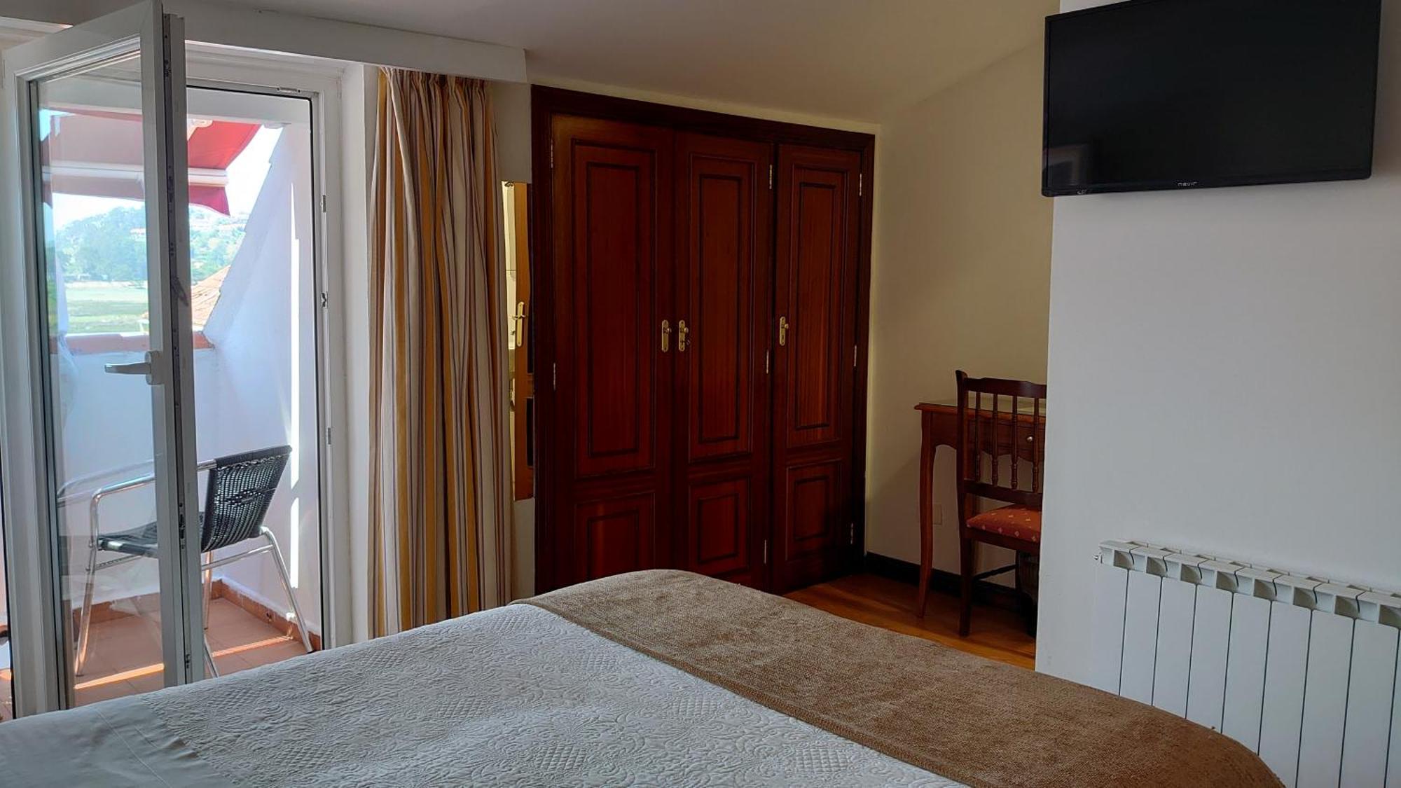 Hotel Avenida Baiona Sabaris Bagian luar foto