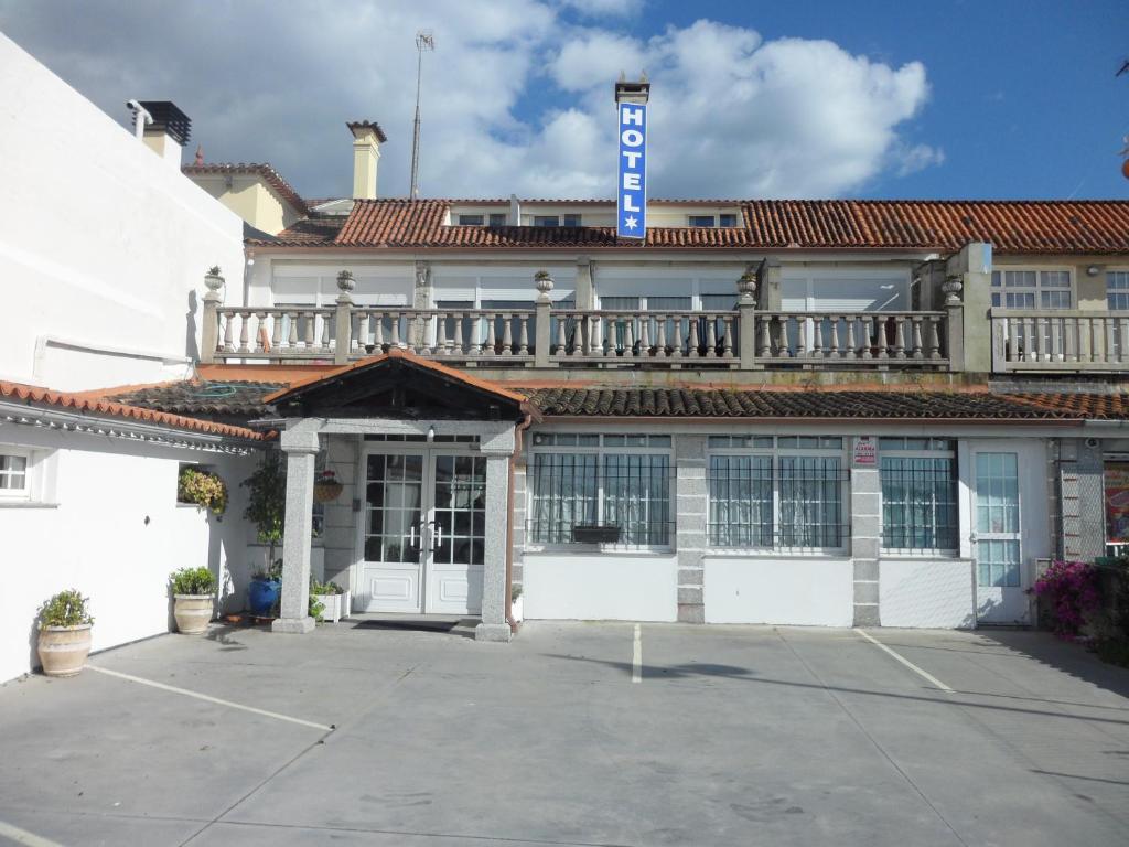 Hotel Avenida Baiona Sabaris Bagian luar foto