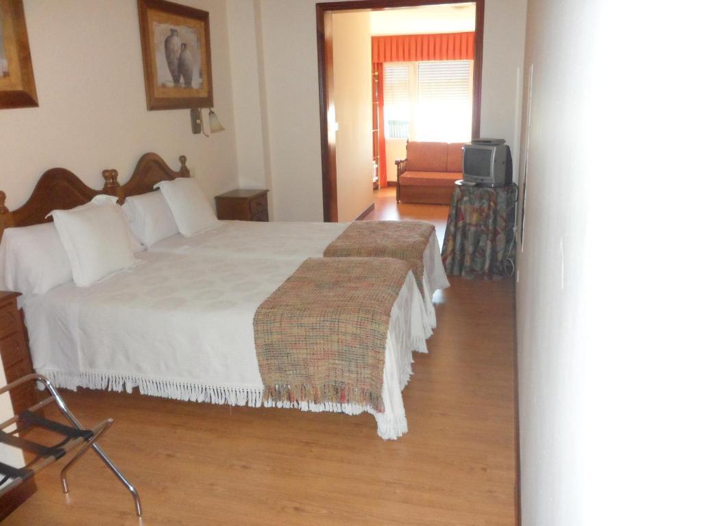 Hotel Avenida Baiona Sabaris Bagian luar foto
