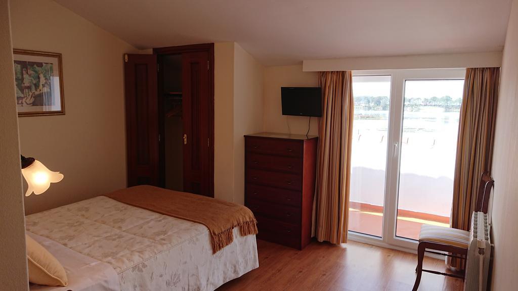 Hotel Avenida Baiona Sabaris Bagian luar foto